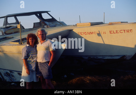 Winston, McDermot et son épouse Denise stand by Teignmouth Electron, Cayman Brac, Cayman Islands, 1991 Banque D'Images