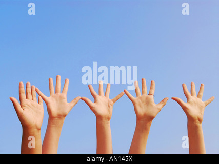 Les mains posées sur fond de ciel bleu avec copie espace Banque D'Images