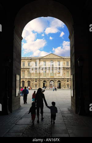 La mère et les enfants qui entrent à l'Hôtel du Louvre à Paris France Banque D'Images