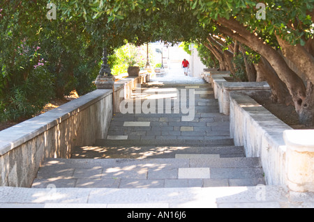 Des escaliers menant à la ville depuis la colline au milieu d'une verdure, la vieille ville de Dubrovnik. La côte dalmate, en Croatie, en Europe. Banque D'Images