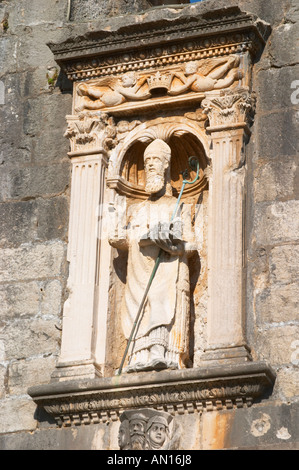 Pierre sculptée statue du saint patron St Blaise ci-dessus et qui gardaient la Vrata Pile porte de la ville, vieille ville de Dubrovnik. La côte dalmate, en Croatie, en Europe. Banque D'Images