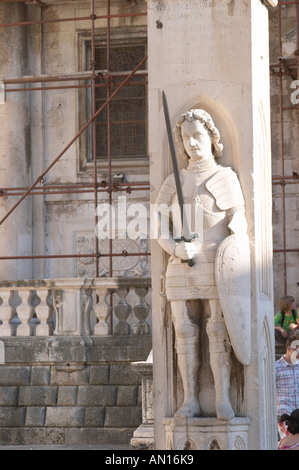 La statue de Roland sur le chevalier Orlando (Orlandov, Roland) colonne avec son épée Durandal et armures sur la place Luza Lodge Loggia, vieille ville de Dubrovnik. La côte dalmate, en Croatie, en Europe. Banque D'Images