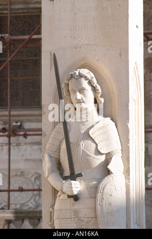 La statue de Roland sur le chevalier Orlando (Orlandov, Roland) colonne avec son épée Durandal et armures sur la place Luza Lodge Loggia, vieille ville de Dubrovnik. La côte dalmate, en Croatie, en Europe. Banque D'Images