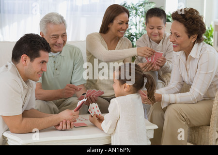 Multi-générations Hispanic family playing cards Banque D'Images