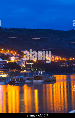 Le vieux port avec le soir le week-reflets de lumière dans l'eau dans la lumière bleue du soir, la vieille ville de Dubrovnik. La côte dalmate, en Croatie, en Europe. Banque D'Images