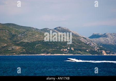 Un hors-bord de bateaux de vitesse sur la mer bleue et les montagnes en arrière-plan. Mont mont. Orebic ville, station balnéaire sur la côte sud de la péninsule de Peljesac. Orebic ville. Péninsule de Peljesac. La côte dalmate, en Croatie, en Europe. Banque D'Images