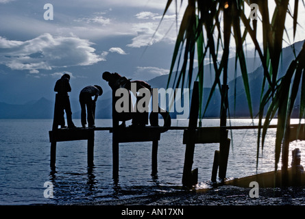 Les Guatémaltèques à partir d'un dock de pêche sur le lac Atitlan au Guatemala Banque D'Images