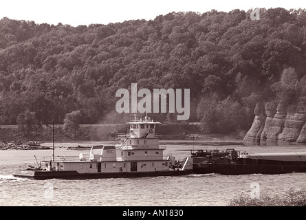 Tugboat pushing une barge sur le fleuve Mississippi, l'expédition de fret sur river Banque D'Images