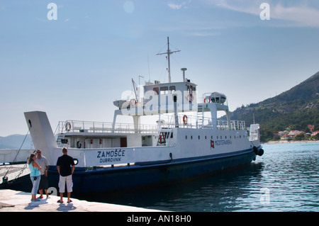 La voiture et de passagers entre Orebic et Korcula dans l'Orebic harbor. Deux hommes debout sur la touche. Orebic, maison de ville Banque D'Images