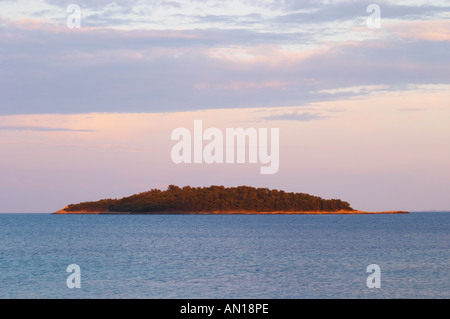 Vue sur la mer vers une île au large de l'île de Korcula au coucher du soleil. Village de Lumbarda. L'île de Korcula. Prizba, Riva Apartments, Danny Franulovic. L'île de Korcula. La côte dalmate, en Croatie, en Europe. Banque D'Images