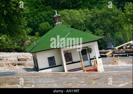 L'inondation sur la rivière Mohawk endommager Erie Canal station house Lock 10 Juin 2006 New York Amsterdam Banque D'Images