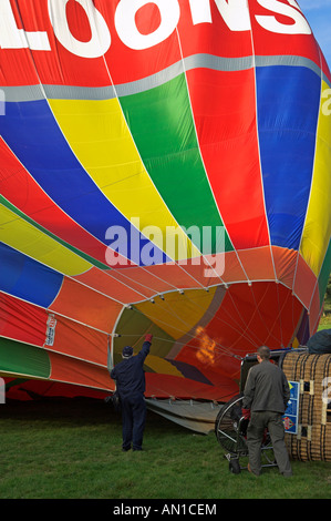 À l'aide d'un ventilateur et de brûleurs pour l'inflation initiale d'air chaud ballon avant le lancement Banque D'Images