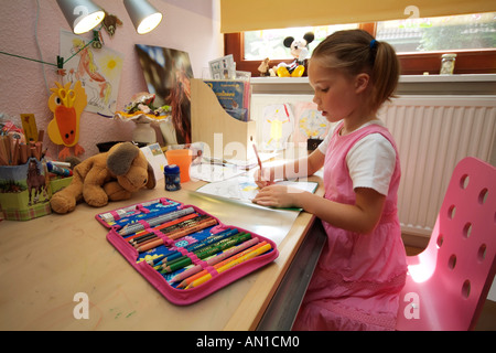 6-ans fier lycéenne faisant son premier schoolworks jamais Hambourg Allemagne Europe first-grader Banque D'Images