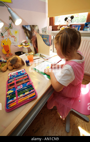 6-ans fier lycéenne faisant son premier schoolworks jamais Hambourg Allemagne Europe first-grader Banque D'Images