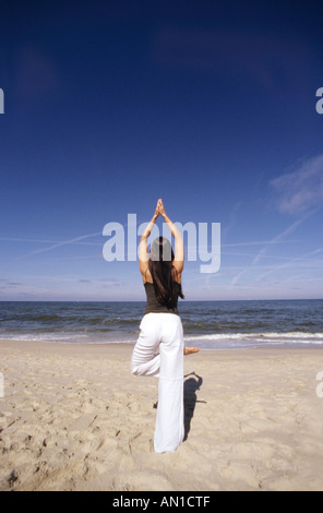 Woman in Yoga pose à plage, détente, Chillout Banque D'Images