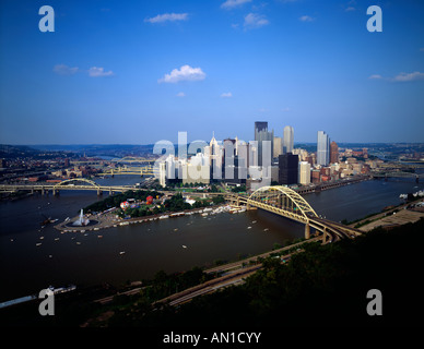 Vue sur la ville de Pittsburgh du Mt. Washington pendant la régate de Trois Rivières sur une journée claire, Pittsburgh, Pennsylvanie, USA Banque D'Images