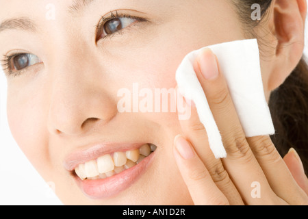 Japanese woman doing skin care Banque D'Images