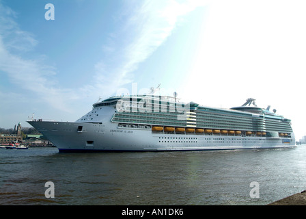 Plus grands mondes Cruiseship la liberté de la mer Port d'Hambourg Allemagne Europe du nord Banque D'Images