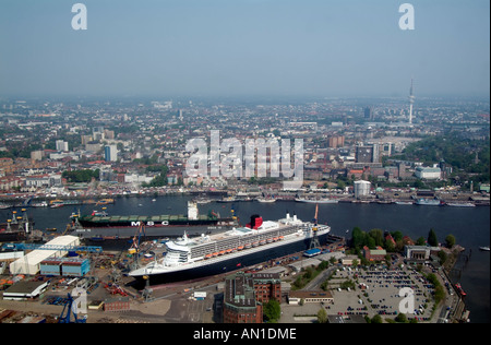 Queen Mary 2 Port d'Hambourg à partir d'un hélicoptère Skyview Banque D'Images