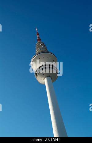 Hambourg, Allemagne, la tour de télévision, ciel bleu Banque D'Images