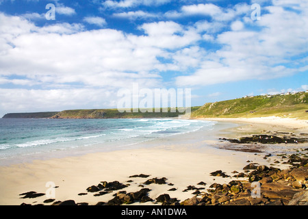 Sennen Cove Whitesand Bay Surf Beach sous le soleil d'été avec ciel bleu près de Lands End Cornwall England UK GO Banque D'Images