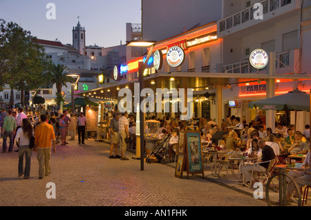 Le Portugal, l'Algarve, à Albufeira nuit, cafés et restaurants de la place principale Banque D'Images