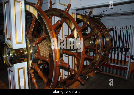 Roue de navires HMS Warrior Portsmouth England UK guns en arrière-plan Banque D'Images