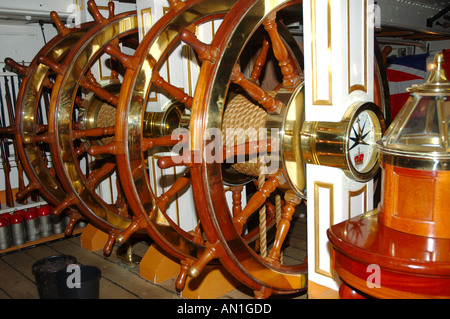 Roue de navires HMS Warrior Portsmouth England UK guns en arrière-plan Banque D'Images