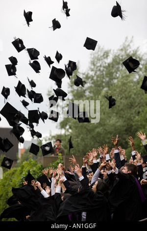 Le jour de la remise des diplômes 2006 à l'Université de Birmingham West Midlands Angleterre Les élèves jettent leurs cartes motar dans l'air Banque D'Images