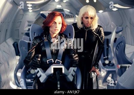 X2 aka X MEN 2 2002 Marvel TCF film avec Halle Berry à droite et Famke Janssen Banque D'Images