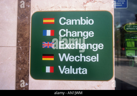 Signe de changement lecture multilingue en anglais, allemand, espagnol, français et italien. Banque D'Images