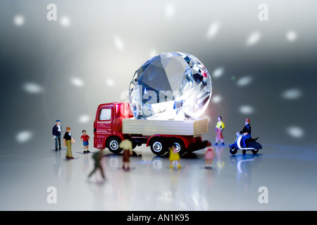 South African Diamond sur un camion jouet avec une scène de foule Banque D'Images