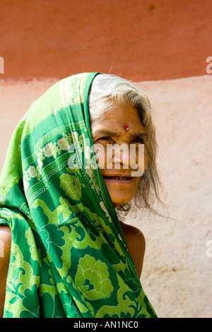 Vieille Femme indienne, wearing green sari, l'Inde, le Madhya Pradesh, Tala/Bandhavgarh NP, Mai 05. Banque D'Images