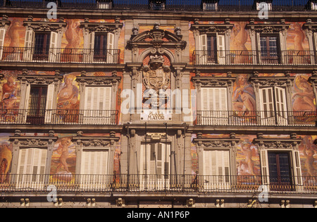 Madrid, Plaza Mayor - bâtiment décoré de peintures. Banque D'Images