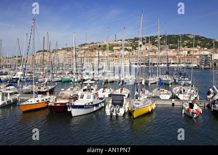 Le port de plaisance et le Mont Saint Clair, Sète, France. Banque D'Images