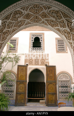 Maroc Marrakech Maison Tisikwin Cour et passage voûté Banque D'Images