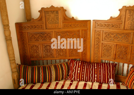 Maroc Marrakech Maison Tisikwin panneaux mobilier sculpté Banque D'Images