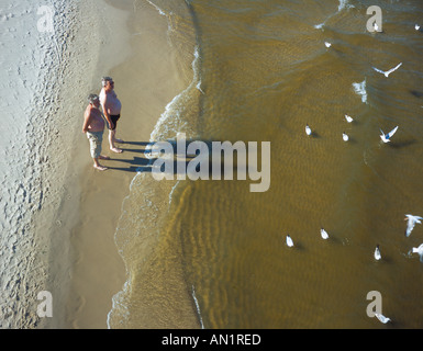 Deux hommes à la plage d'Heringsdorf regardant la mer Baltique Usedom mouettes Pomery Allemagne Mecklenburg. Photo par Willy Matheisl Banque D'Images