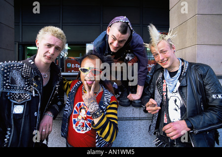 L'Angleterre,Londres,les Punks posant sur le pont de Westminster Banque D'Images