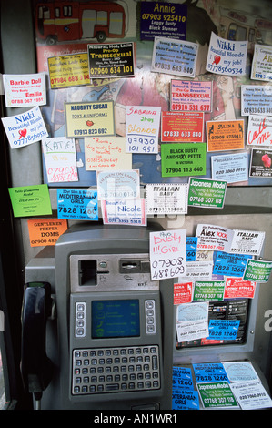 L'Angleterre,Londres,Call Girl cartes téléphoniques dans la case Téléphone Banque D'Images