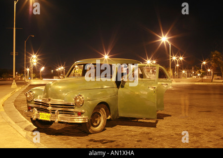 Un classique américain à une place de parking à cienfuegos par nuit Banque D'Images