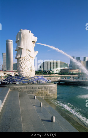 Singapour, statue du Merlion et de Suntec City Skyline Banque D'Images