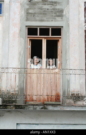 Cuba Cienfuegos Janvier 2006 Grand-mère et petit-fils de regarder par la fenêtre Banque D'Images