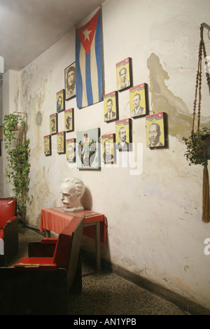 La Habana Cuba une salle publique de l'intérieur avec une statue de José Marti un drapeau cubain une photos de tous les héros de la révolution Banque D'Images