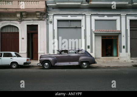 Cuba La Havane une voiture ancienne devant une maison coloniale Banque D'Images