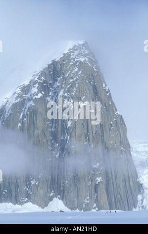 Les skieurs sous la Gargouille, Ruth Gorge, Alaska Banque D'Images