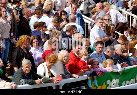 Une famille à Racegoers race day watch chevaux en parade à l'Hippodrome de Chepstow Monmouthshire South Wales UK Banque D'Images