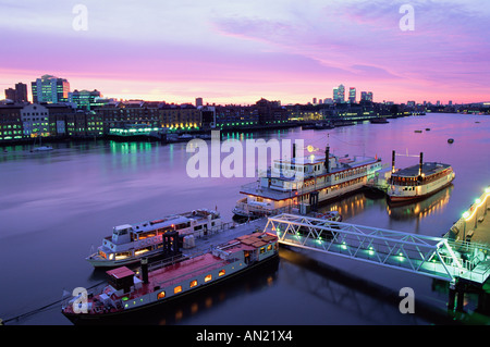 L'Angleterre, Londres, vue de la nuit de bateaux sur la Tamise et Canary Wharf Docklands avec Skyline en arrière-plan Banque D'Images