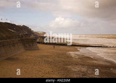 Seule personne sur la plage Cromer Norfolk East Anglia Angleterre Royaume-uni pendant un temps orageux Banque D'Images