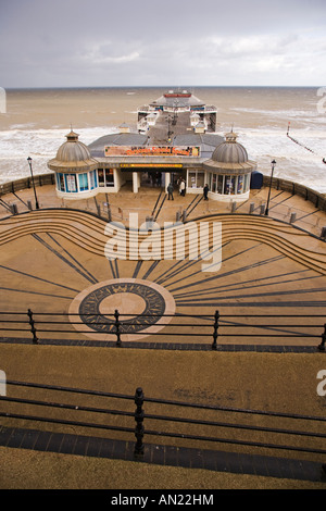 Jetée de Cromer Cromer Norfolk East Anglia Angleterre UK lors d'une marée haute et conditions de tempête Banque D'Images